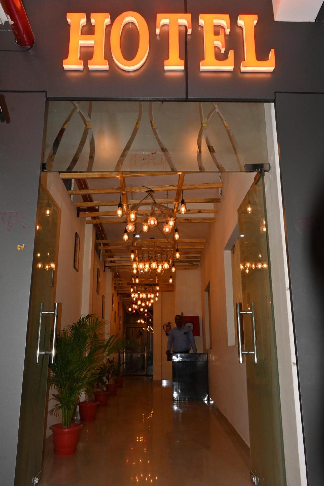Gk Hotel And Restaurant Varanasi Dış mekan fotoğraf