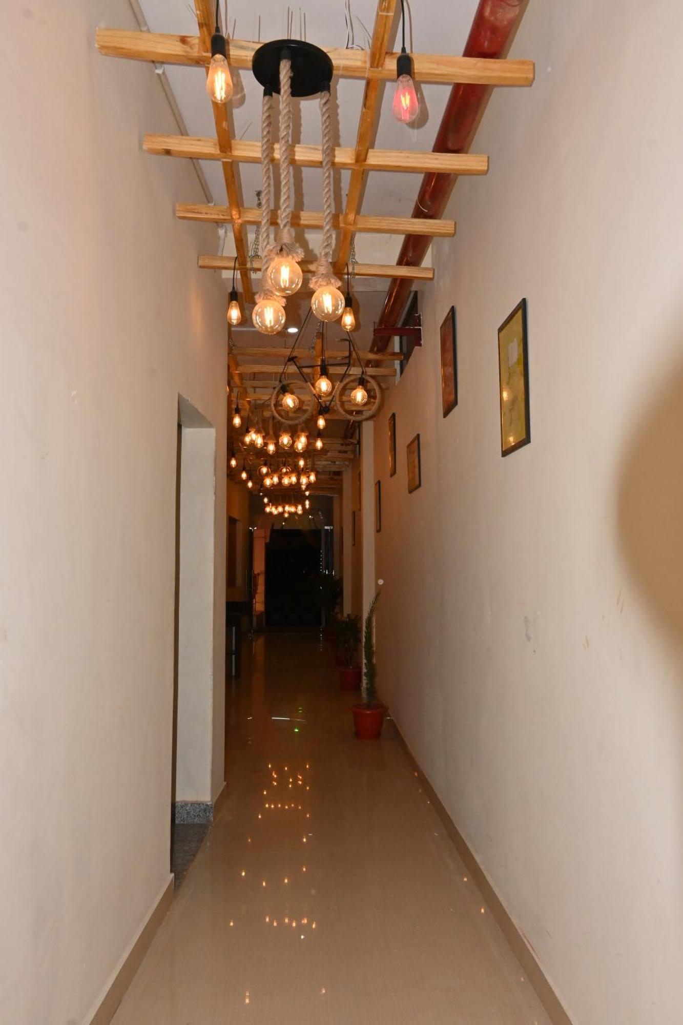 Gk Hotel And Restaurant Varanasi Dış mekan fotoğraf