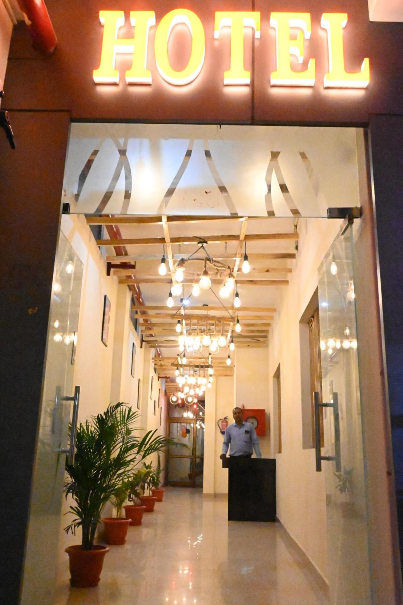 Gk Hotel And Restaurant Varanasi Dış mekan fotoğraf
